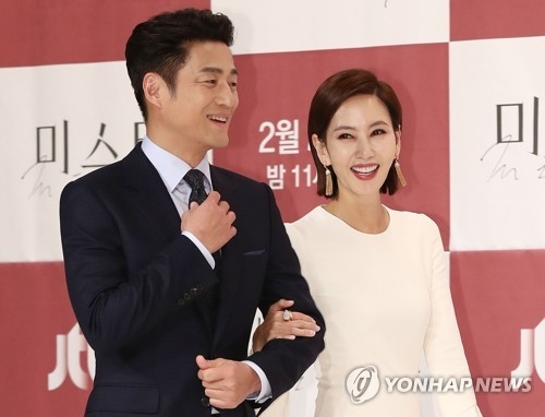 Actors Ji Jin-he (L) and Kim Nam-joo enter the press conference for "Misty," set to premiere on JTBC on Feb. 2, 2018. (Yonhap) 