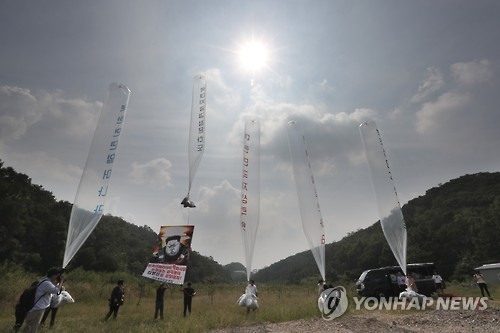 This photo, taken on Sept. 15, 2016, shows North Korean defectors flying anti-North Korea leaflets across the border to condemn the North's fifth nuclear test. (Yonhap)