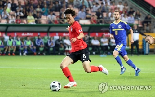 South Korea's Lee Jae-sung (C) scores a goal against Bosnia and Herzegovina in a friendly match at Jeonju World Cup Stadium in Jeonju, North Jeolla Province, on June 1, 2018. (Yonhap)