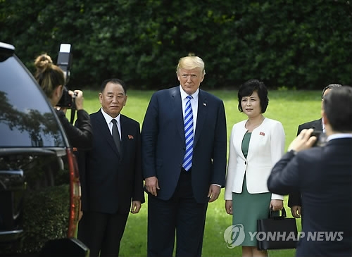This AFP photo shows U.S. President Donald Trump (C) posing for a photo with Kim Yong-chol (L), vice chairman of the central committee of North Korea's ruling Workers' Party, at the White House in Washington on June 1, 2018. (Yonhap)