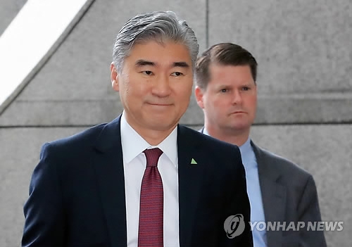 Sung Kim, a U.S. diplomat, appears at a hotel in Singapore for working-level talks with North Korean officials on June 11, 2018. (Yonhap)