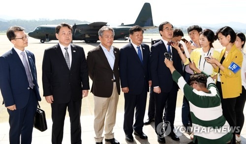S. Korean officials, athletes leave for N. Korea for friendly basketball matches - 1