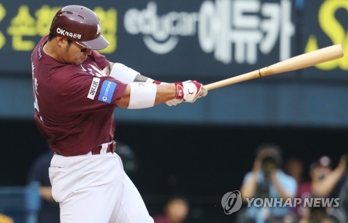 In this file photo from June 19, 2018, Park Byung-ho of the Nexen Heroes hits a single against the Doosan Bears in the top of the second inning of a Korea Baseball Organization regular season game at Jamsil Stadium in Seoul. (Yonhap)