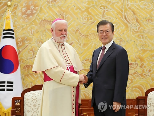 South Korean President Moon Jae-in (R) shakes hands with Archbishop Paul Gallagher, foreign minister of the Vatican, before the start of their meeting at the South Korean presidential office Cheong Wa Dae in Seoul on July 5, 2018. (Yonhap)