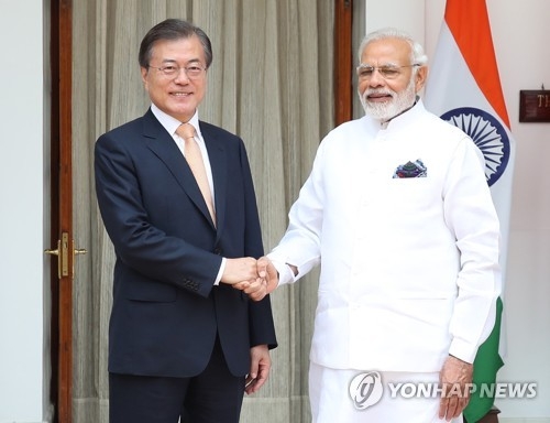 South Korean President Moon Jae-in (L) and Indian Prime Minister Narendra Modi shake hands before holding a bilateral summit at India's state guesthouse in New Delhi on July 10, 2018. (Yonhap)