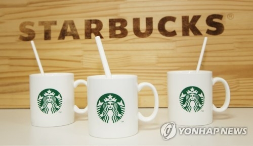 This photo provided by Starbucks Coffee Korea Co. shows a sample image of paper straws that will replace plastic straws by 2020. (Yonhap)