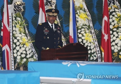 U.N. Command commander Gen. Vincent Brooks speaks during a ceremony marking the repatriation of U.S. war remains at Osan Air Base in Pyeongtaek, 70 kilometers south of Seoul, on Aug. 1, 2018. (Yonhap)