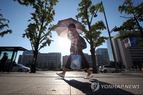 Parasols jump in popularity amid S. Korean heatwave