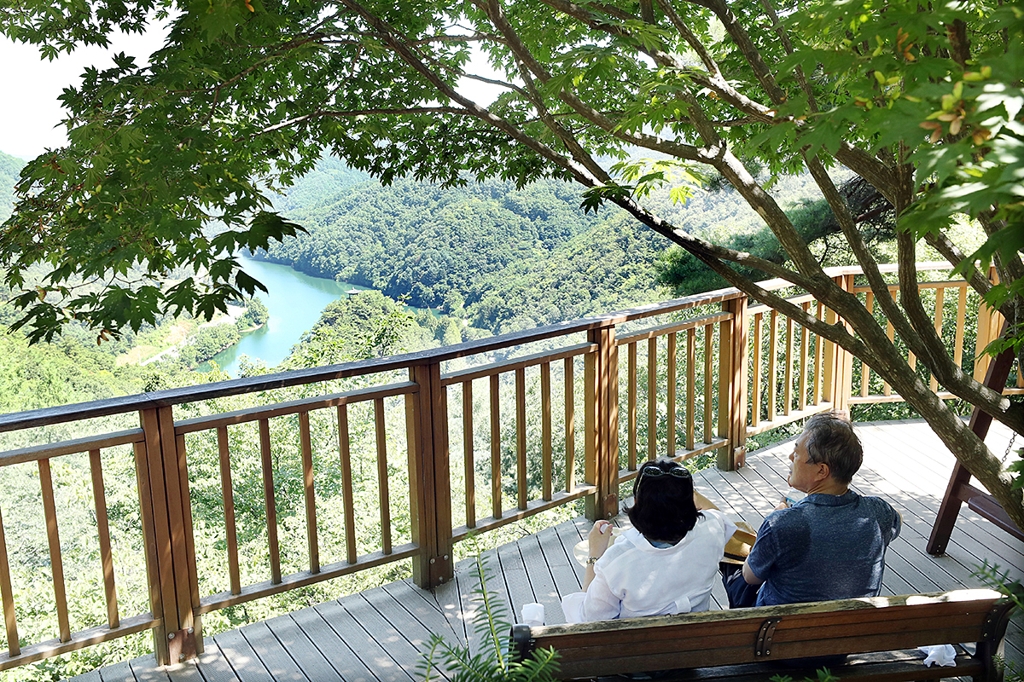 This photo, provided by the presidential office Cheong Wa Dae, shows President Moon Jae-in and his wife, Kim Jung-sook, spending time together during a visit to a national forest in Daejeon, 160 kilometers south of Seoul, on Aug. 2, 2018. (Yonhap)