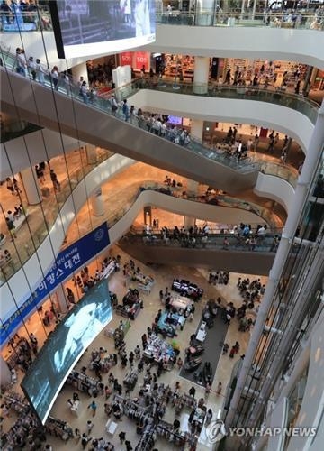 Crowds pack Lotte World Mall in Seoul on July 22, 2018, in this file photo. (Yonhap)