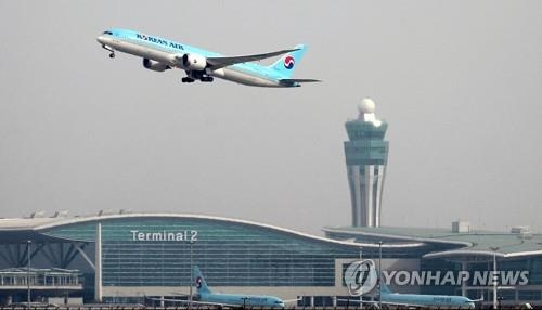A Korean Air B787-9 jet takes off from Incheon International Airport. (Yonhap)