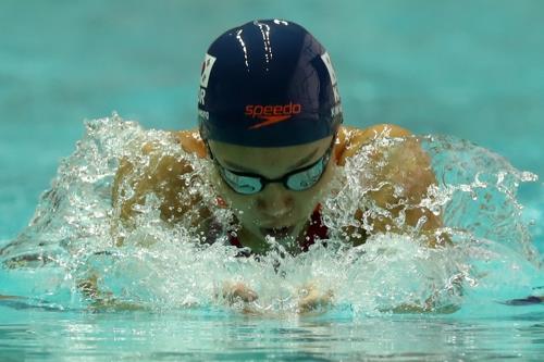 This file photo taken on April 29, 2018, shows South Korean swimmer Kim Seo-yeong competing in the women's 400m individual medley at the national team selection trial in Gwangju. (Yonhap)