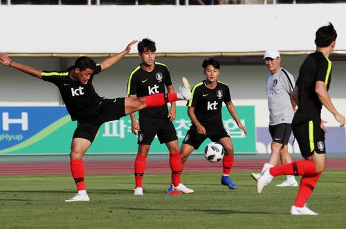 This file photo taken on Aug. 8, 2018, shows South Korea national football team players for the Asian Games training at Paju Stadium in Paju, north of Seoul. (Yonhap)