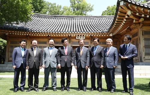 (LEAD) President Moon to meet floor leaders of ruling, opposition parties