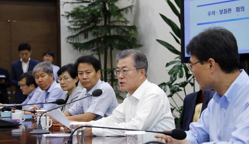 President Moon Jae-in (second from R) speaks in a weekly meeting with his top aides held at the presidential office Cheong Wa Dae in Seoul on Aug. 13, 2018. (Yonhap)
