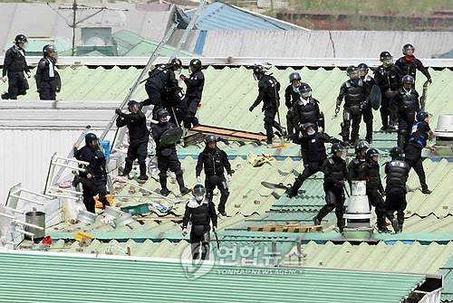 Anti-terrorist weapons mobilized when police broke up 2009 Ssangyong strike: truth committee