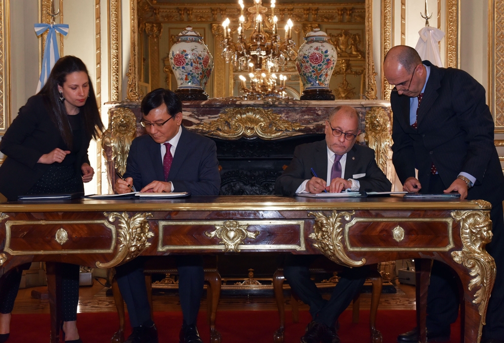 Argentine Foreign Minister Jorge Faurie (R) and South Korea's Ambassador to Argentina, Lim Ki-mo, sign a social security agreement in Buenos Aires on Nov. 27, 2018, in this photo provided by South Korea's foreign ministry. (Yonhap)