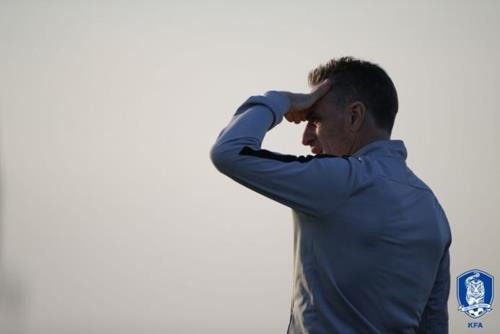 This photo provided by the Korea Football Association (KFA) shows South Korea national football team head coach Paulo Bento watching his players' training at Sheikh Zayed Stadium in Abu Dhabi on Dec. 23, 2018. (Yonhap)