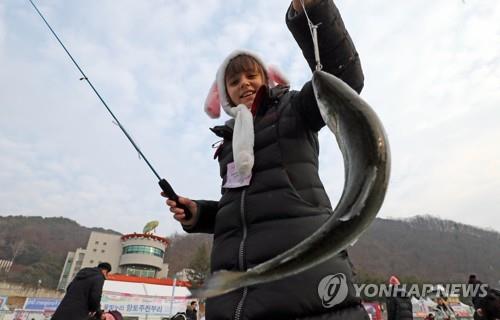 A foreign tourist fishing for trout (Yonhap)