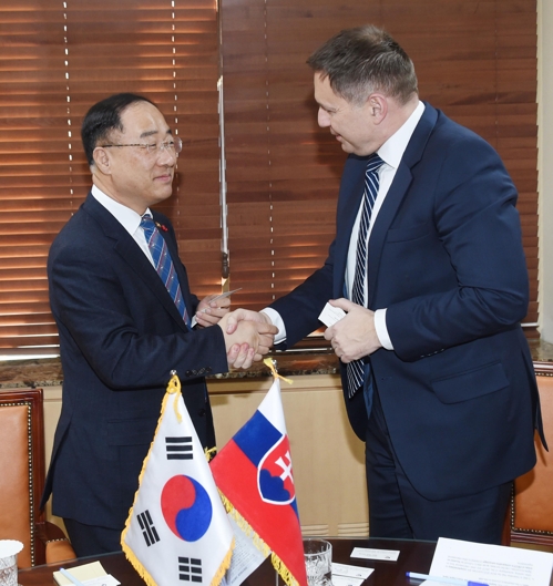 (Vedúci) Slovensko vyzýva na spoluprácu so Južnou Kóreou v oblasti ekologických áut