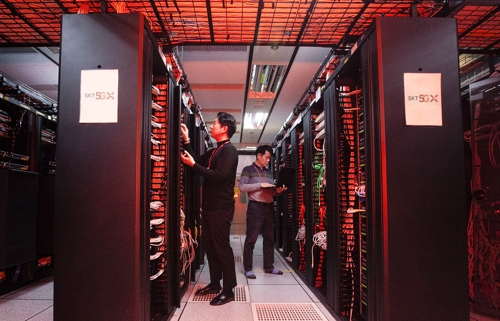 Officials at SK Telecom Co. check a network server in Seoul in this photo provided by the mobile carrier on March 18, 2019. (Yonhap) 