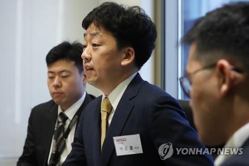 Park Jun-hong, director at S&P Global, holds a media briefing session in Seoul on April 4, 2019. (Yonhap) 