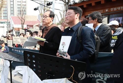 Anti-abortion activists hold a news conference in front of the Constitutional Court in Seoul on April 11, 2019, to denounce the court's ruling in favor of abortion rights. (Yonhap)