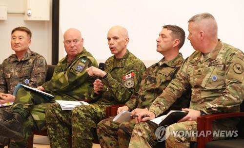 United Nations Command Deputy Commander Lt. Gen. Wayne Eyre (C) speaks during a media event held at its headquarters in Pyeongtaek, Gyeonggi Province, on April 18, 2019. (Yonhap)