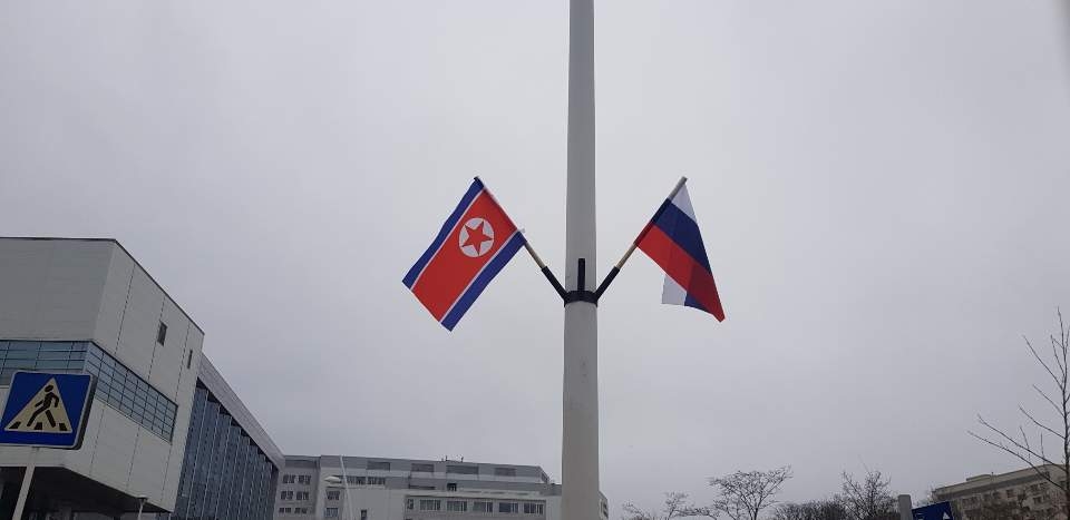 National flags of North Korea and Russia hang side by side on a pole at the Far Eastern Federal University in the Russian city of Vladivostok on April 23. (Yonhap)