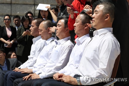 Four lawmakers of the main opposition Liberty Korea Party and a party staffer have their heads shaved in the National Assembly compound on May 2, 2019, in protest at reform bills. (Yonhap)