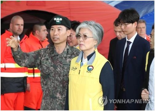 Foreign Minister Kang Kyung-wha visits the joint headquarters of search operations involving officials from both South Korea and Hungary in Budapest on May 31, 2019. (Yonhap)