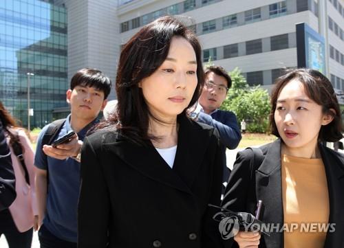 Former presidential secretaries given suspended prison sentences in Sewol probe scandal