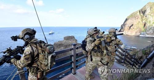 The South Korean Navy's special warfare flotilla officers take part in the Dokdo defense drills in the East Sea on Aug. 25, 2019, in this photo provided by the Navy. (PHOTO NOT FOR SALE) (Yonhap)