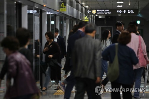 (LEAD) Unionists of Seoul Subway Line No. 9 begin 3-day strike