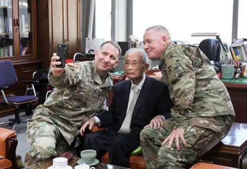 U.S. Forces Korea Commander Gen. Robert Abrams (L) takes a selfie with South Korea's wartime hero Paik Sun-yup (C) in this photo uploaded on the USFK Facebook page. Abrams visited Paik's office in Seoul on Nov. 22, 2019, to celebrate his 100th birthday, according to officials. (PHOTO NOT FOR SALE) (Yonhap)
