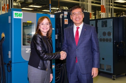 Shin Hak-cheol (R), CEO of LG Chem, shakes hands with GM Chairman and CEO Mary Barra after signing a deal on a joint venture at the GM Global Tech Center in Michigan on Dec. 5, 2019, in this photo provided by LG Chem. (PHOTO NOT FOR SALE) (Yonhap)