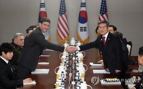 South Korean Defense Minister Jeong Kyeong-doo (R, standing) poses for a photo with U.S. Secretary of Defense Mark Esper as they hold the 51st Security Consultative Meeting at the defense ministry in Seoul on Nov. 15, 2019. (Yonhap)