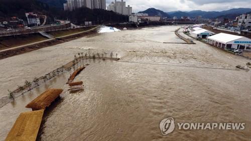 Hongcheon River, the venue of an ice fishing festival set to open this week, is full of muddy water in this photo provided by Hongcheon County after heavy rainfall in Hongcheon, Gangwon Province, on Jan. 8, 2020. (PHOTO NOT FOR SALE) (Yonhap)
