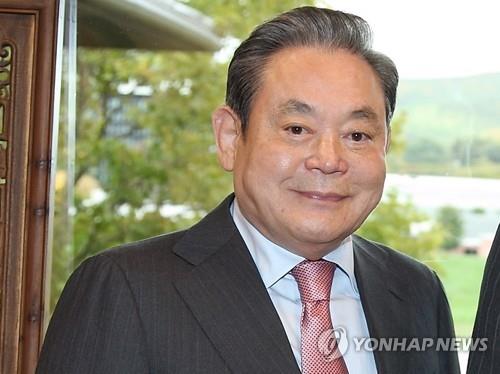 Lee Kun Hee, chairman of Samsung Electronics Co., center, and Lee Boo  Fotografía de noticias - Getty Images