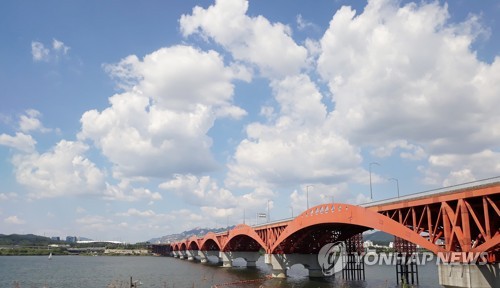 This undated file photo shows the Seongsan Bridge over Seoul's Han River. (Yonhap)