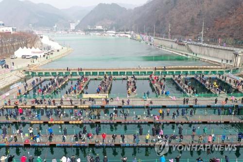Tourists enjoy river fishing in Hwacheon, northeast of Seoul, on Feb. 2, 2020, during the 2020 Hwacheon Sancheoneo Ice Festival. (Yonhap)