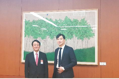 Hong Jin-wook (R), the foreign ministry's director-general for Africa and Middle East affairs, and his Japanese counterpart, Katsuhiko Takahashi, pose for a photo before their talks at the ministry in Seoul on Feb. 10, 2020, in this photo provided by the ministry. (Yonhap)