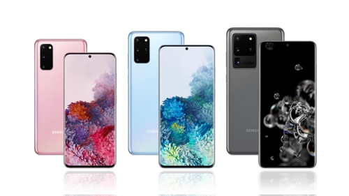 This photo provided by Samsung Electronics Co. on Feb. 11, 2020, shows the company's Galaxy S20 (L), Galaxy S20 Plus (C) and Galaxy S20 Ultra smartphones. (PHOTO NOT FOR SALE) (Yonhap)