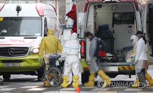 An evacuee airlifted from the coronavirus-stricken Chinese city of Wuhan is taken inside the National Medical Centerin downtown Seoul on Feb. 12, 2020, after showing signs of COVID-19 infection upon arrival in South Korea. (Yonhap)