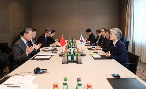 (LEAD) Top diplomats of S. Korea, China vow cooperation in fight against new coronavirus