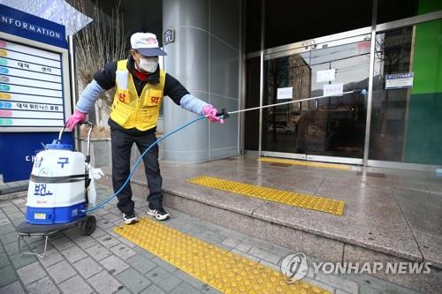 A Daegu city worker disinfects a church in Daegu, 300 kilometers southeast of Seoul, on Feb. 19, 2020. The country's 31st patient attends the church, with authorities believing 10 people were infected at the site. (Yonhap)