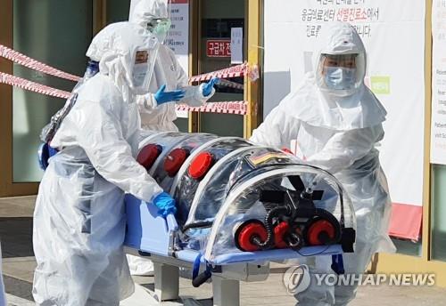 (6th LD) S. Korea reports 1st death from virus; cases soar to 104