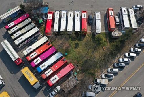 Tour buses are parked at a logistics terminal in Daegu, 300 kilometers southeast of Seoul, on Feb. 20, 2020. Thirty-eight new coronavirus cases were reported in the city on Feb. 21. (Yonhap)