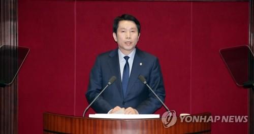 Lee In-young, floor leader of the ruling Democratic Party, delivers a speech in the main chamber of the National Assembly on Feb. 18, 2020. (Yonhap)