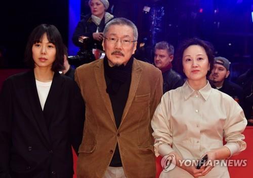 In this AFP photo, South Korean director Hong Sang-soo (C) of "The Woman Who Ran" and actresses Kim Min-hee (L) and Seo Young-hwa (R) pose on the red carpet ahead of the awarding ceremony of the 70th Berlinale film festival in Berlin on February 29, 2020. (Yonhap) 